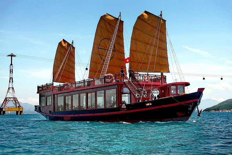 du thuyền Emperor Cruises Nha Trang 3